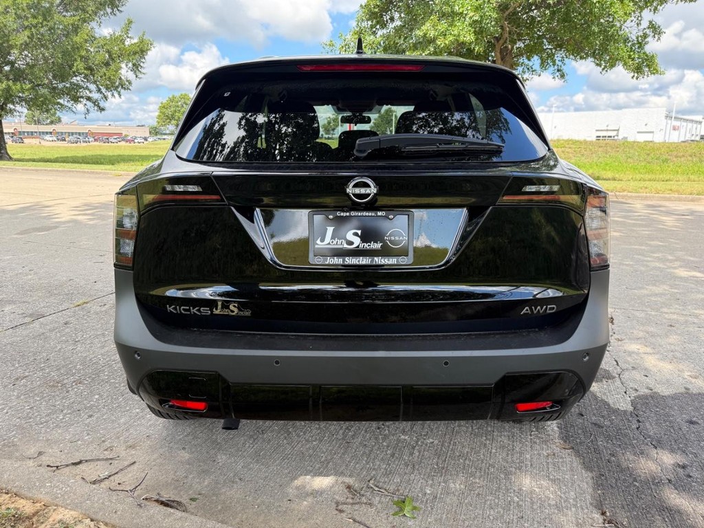 Nissan Kicks Vehicle Full-screen Gallery Image 05