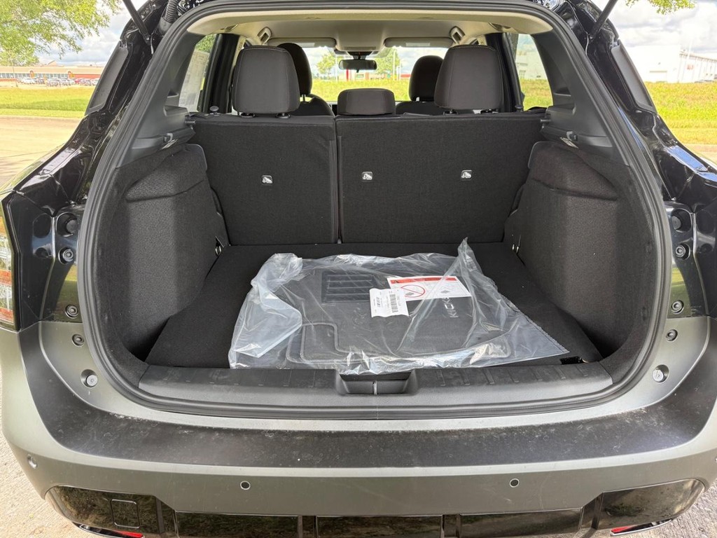 Nissan Kicks Vehicle Full-screen Gallery Image 06