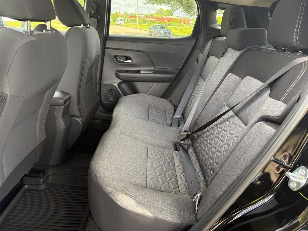 Nissan Kicks Vehicle Full-screen Gallery Image 08