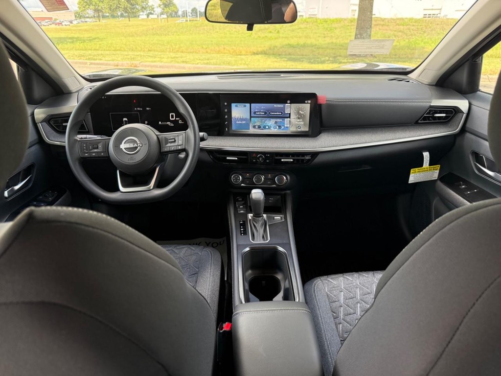 Nissan Kicks Vehicle Full-screen Gallery Image 09