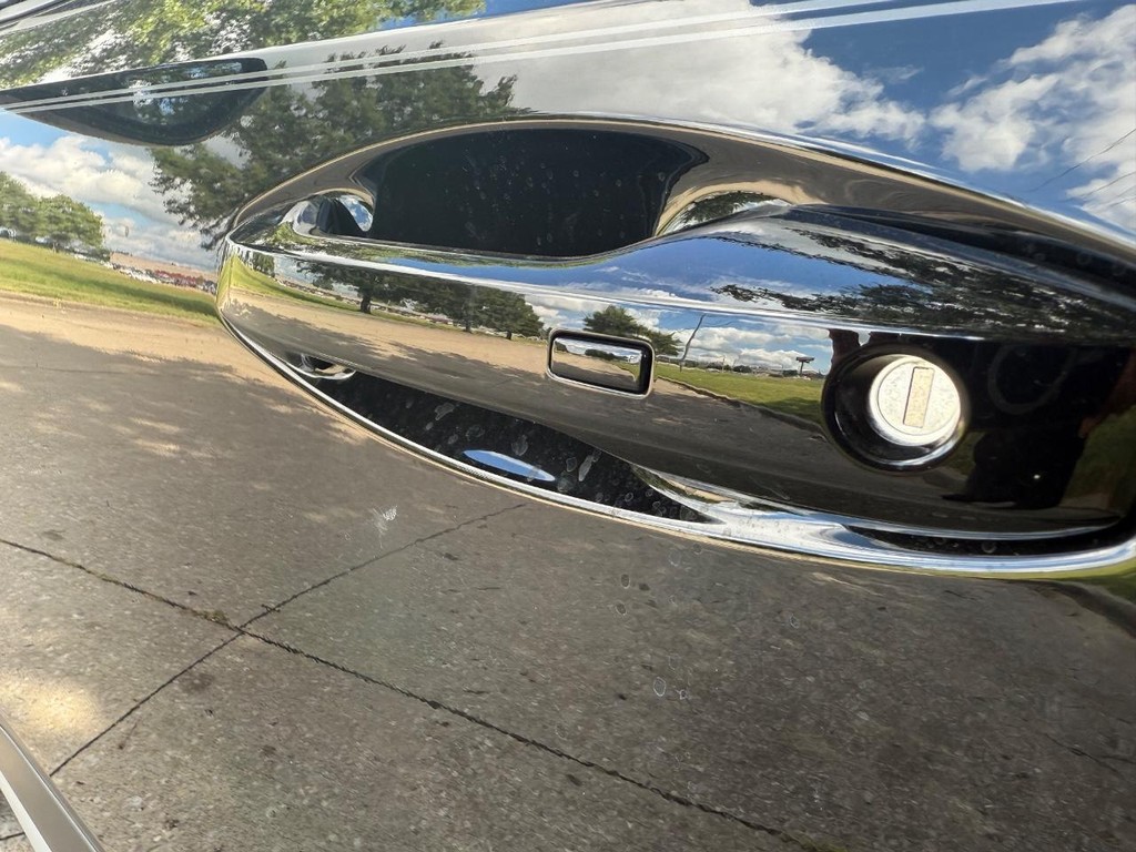 Nissan Kicks Vehicle Full-screen Gallery Image 10