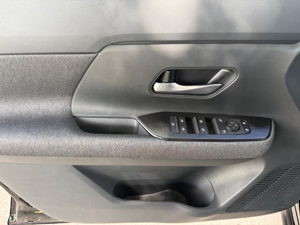 Nissan Kicks Vehicle Full-screen Gallery Image 11