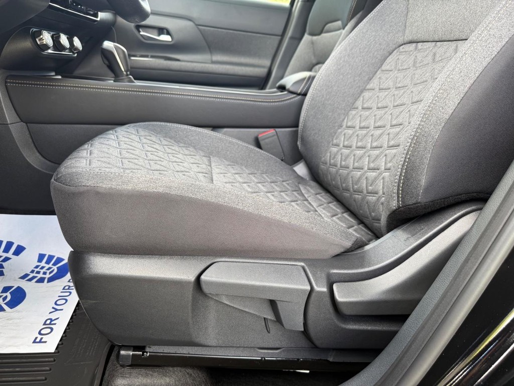 Nissan Kicks Vehicle Full-screen Gallery Image 12