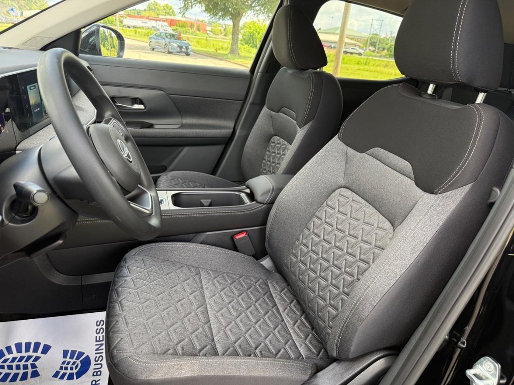 Nissan Kicks Vehicle Full-screen Gallery Image 13