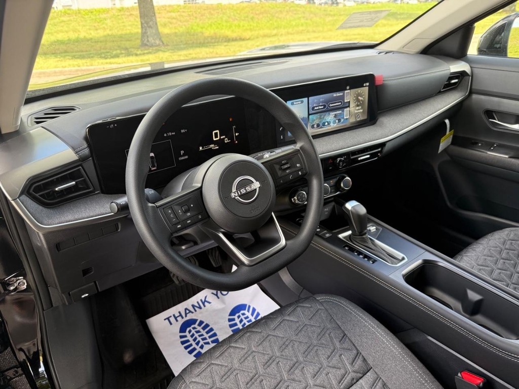 Nissan Kicks Vehicle Full-screen Gallery Image 14