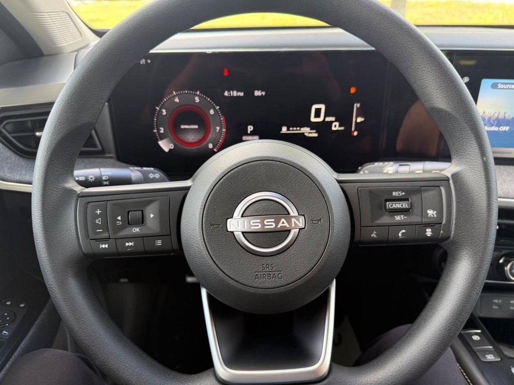Nissan Kicks Vehicle Full-screen Gallery Image 15