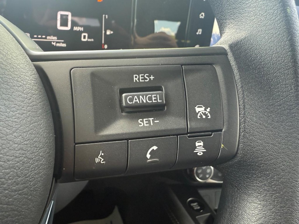 Nissan Kicks Vehicle Full-screen Gallery Image 17