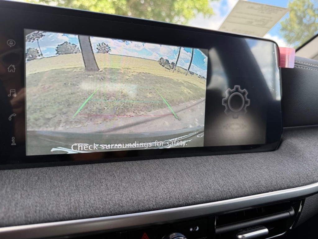 Nissan Kicks Vehicle Full-screen Gallery Image 21