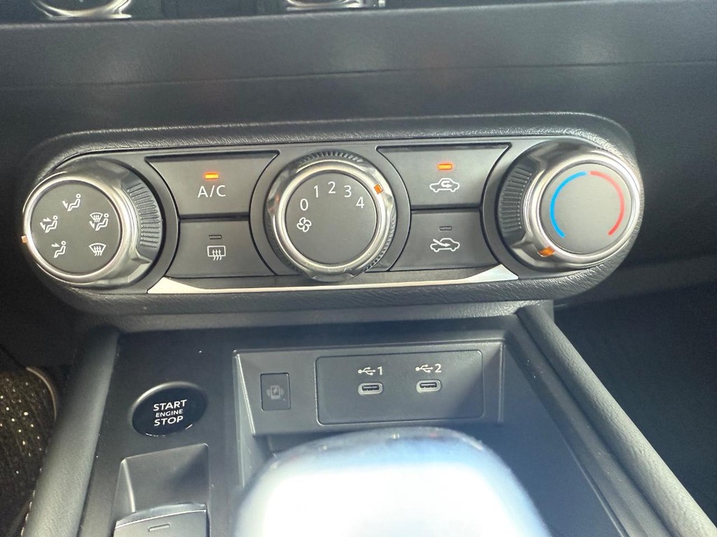 Nissan Kicks Vehicle Full-screen Gallery Image 23