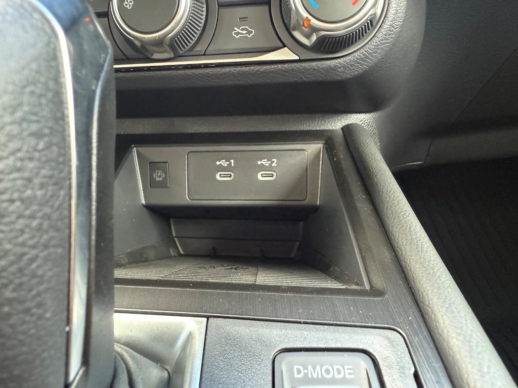 Nissan Kicks Vehicle Full-screen Gallery Image 24