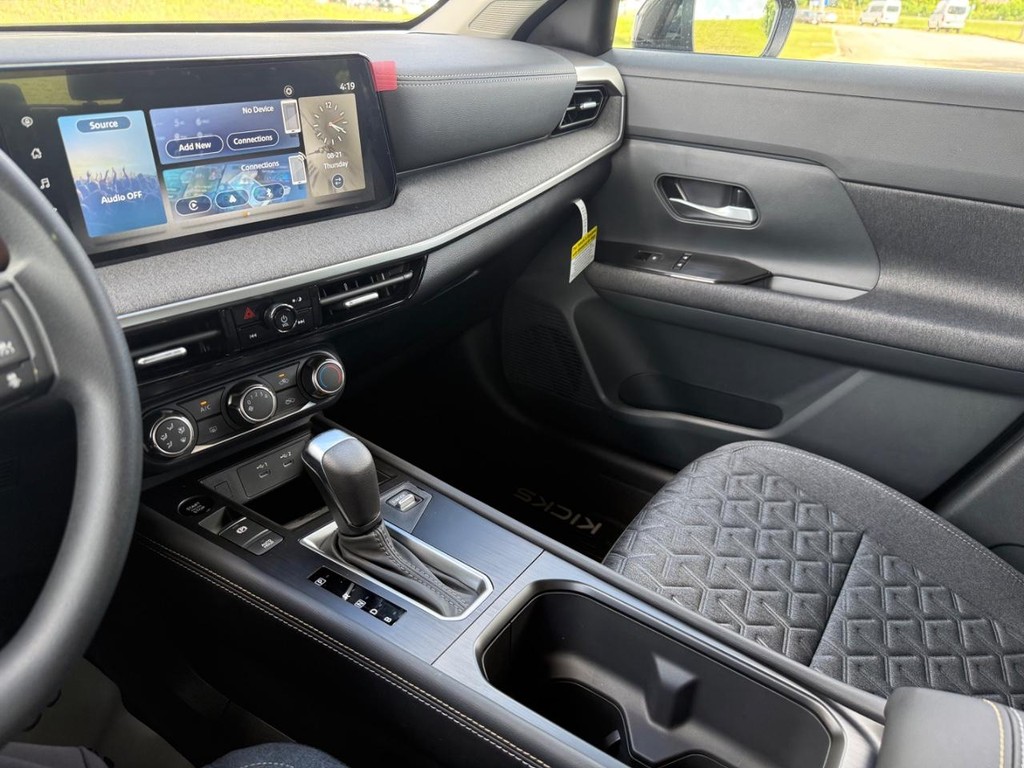 Nissan Kicks Vehicle Full-screen Gallery Image 27