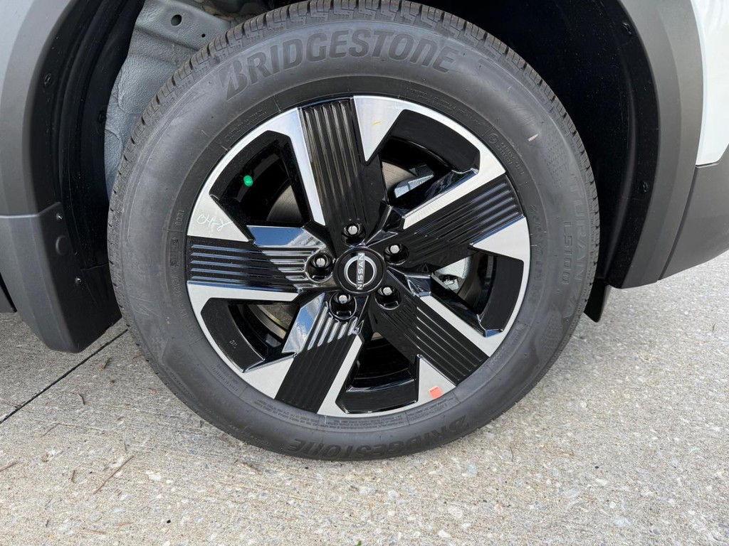 Nissan Kicks Vehicle Full-screen Gallery Image 04