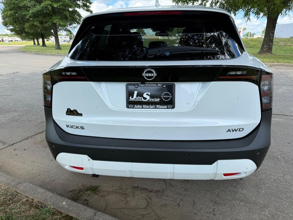 Nissan Kicks Vehicle Full-screen Gallery Image 05