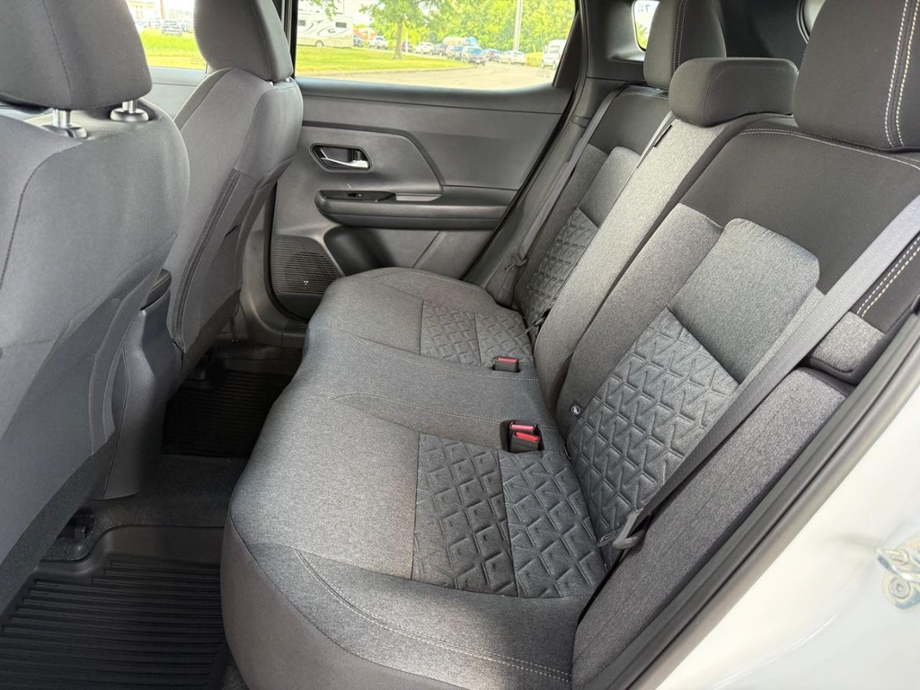 Nissan Kicks Vehicle Full-screen Gallery Image 08