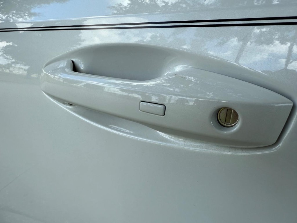 Nissan Kicks Vehicle Full-screen Gallery Image 10