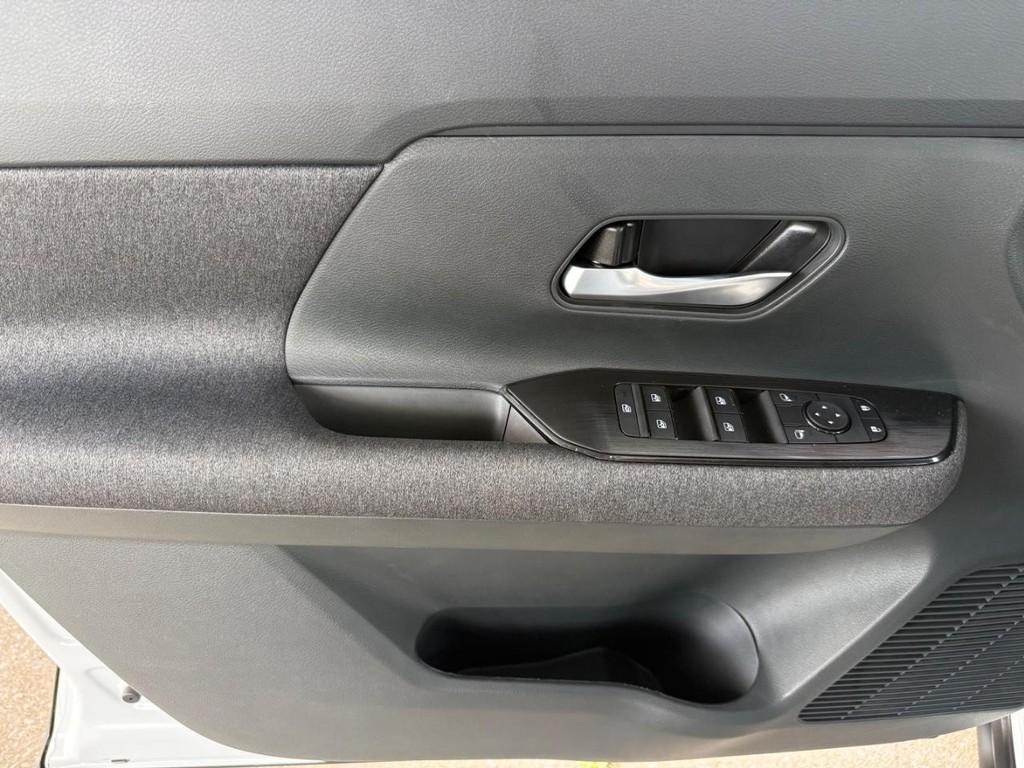 Nissan Kicks Vehicle Full-screen Gallery Image 11