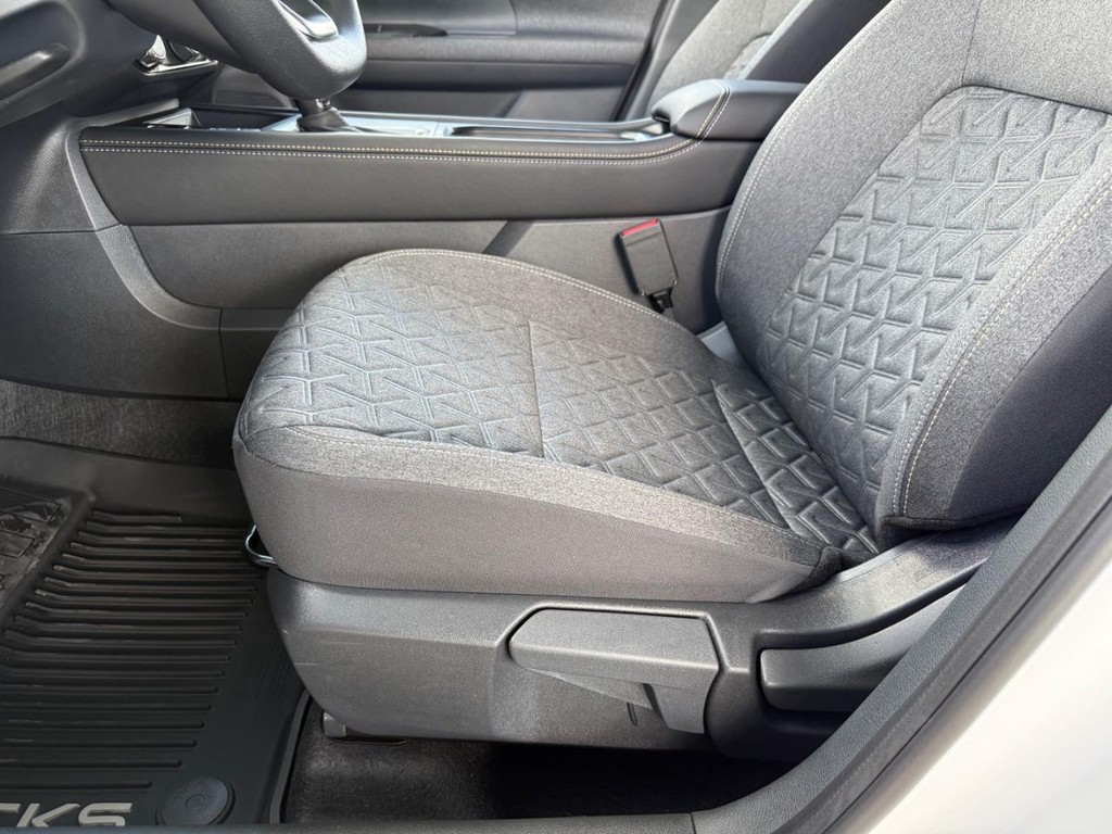 Nissan Kicks Vehicle Full-screen Gallery Image 12