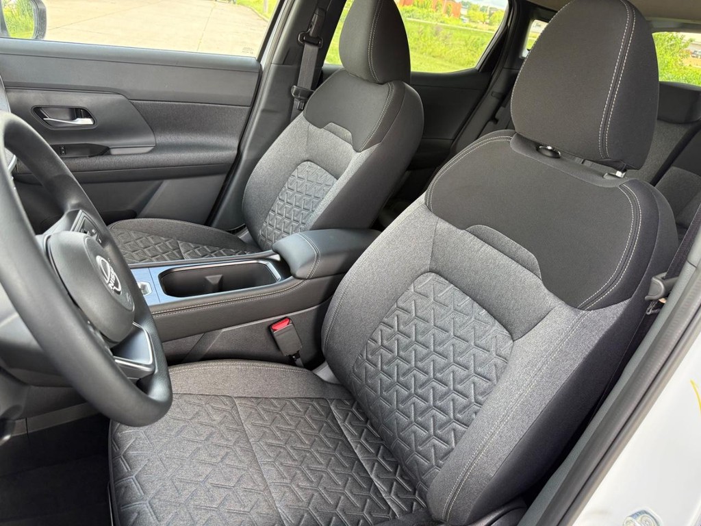 Nissan Kicks Vehicle Full-screen Gallery Image 13