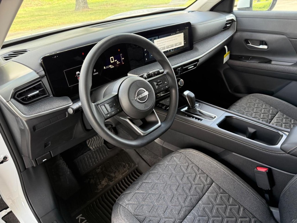 Nissan Kicks Vehicle Full-screen Gallery Image 14