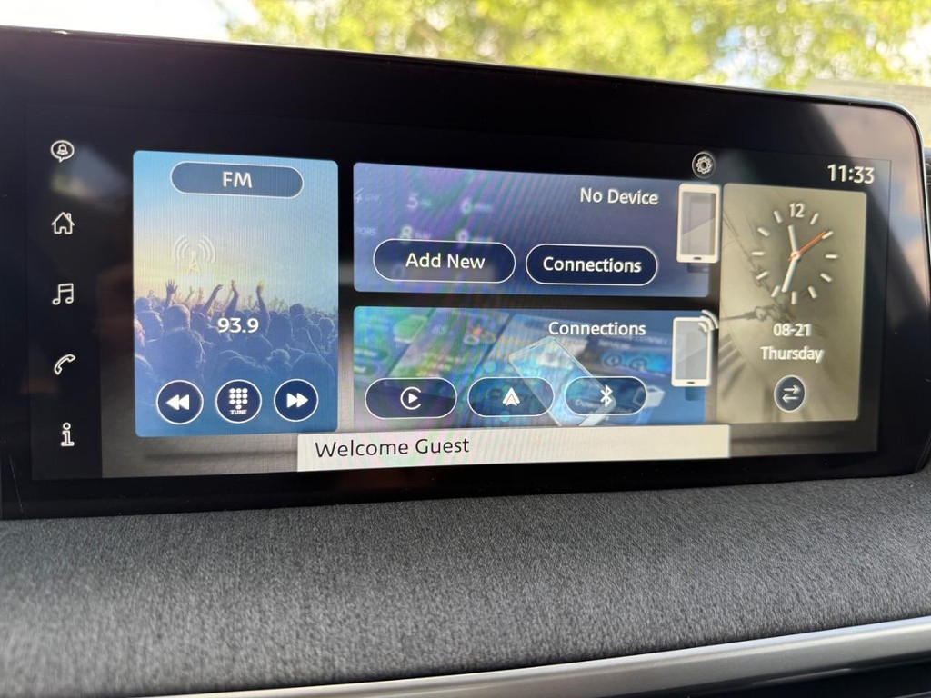 Nissan Kicks Vehicle Full-screen Gallery Image 17