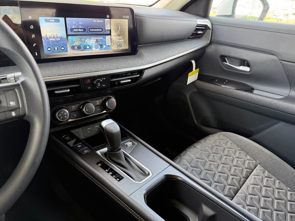 Nissan Kicks Vehicle Full-screen Gallery Image 19