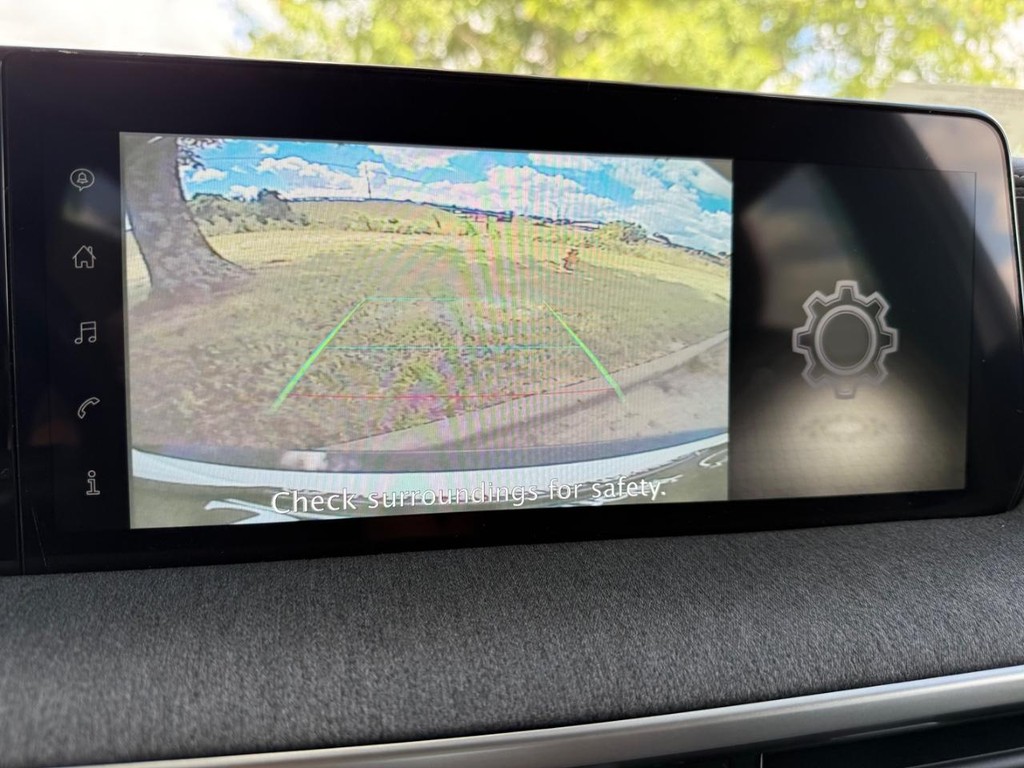 Nissan Kicks Vehicle Full-screen Gallery Image 21