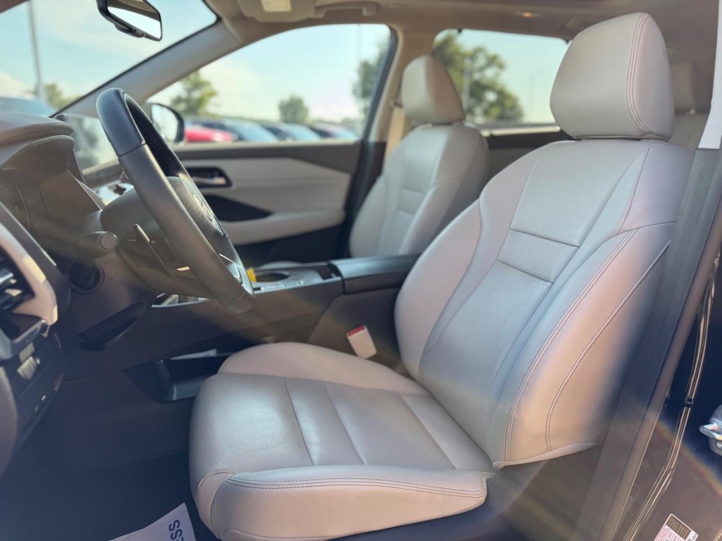 Nissan Rogue Vehicle Full-screen Gallery Image 02