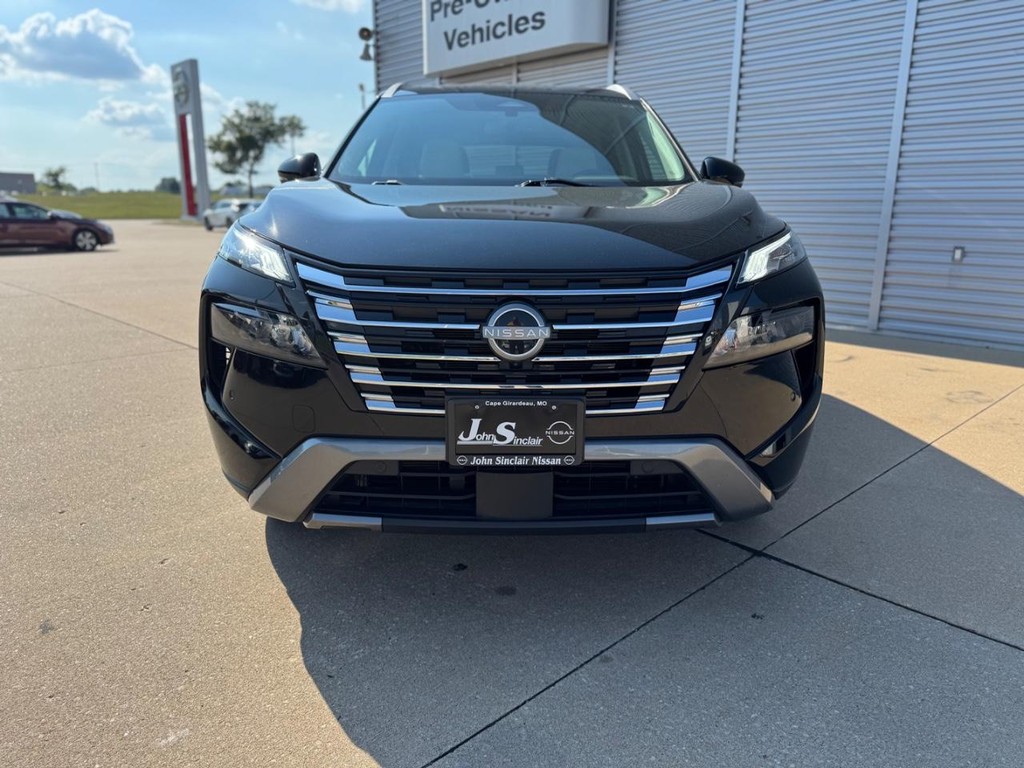 Nissan Rogue Vehicle Full-screen Gallery Image 03