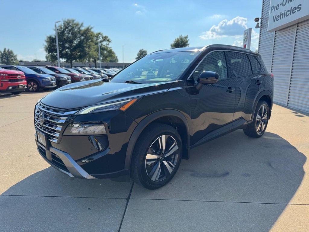 Nissan Rogue Vehicle Full-screen Gallery Image 04