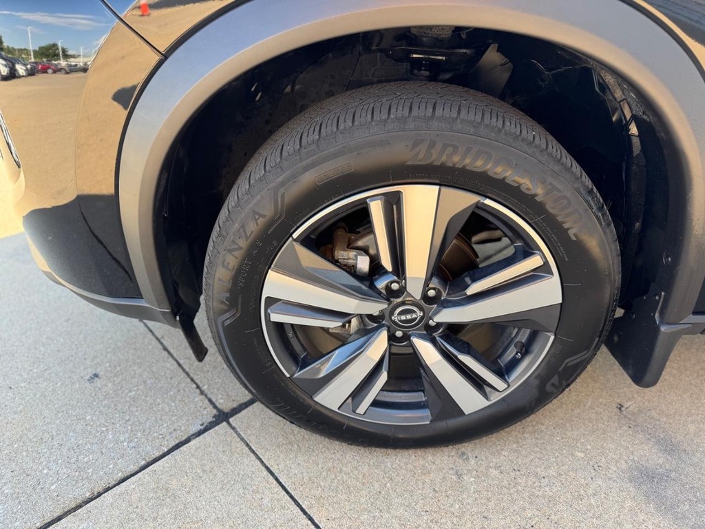 Nissan Rogue Vehicle Full-screen Gallery Image 05