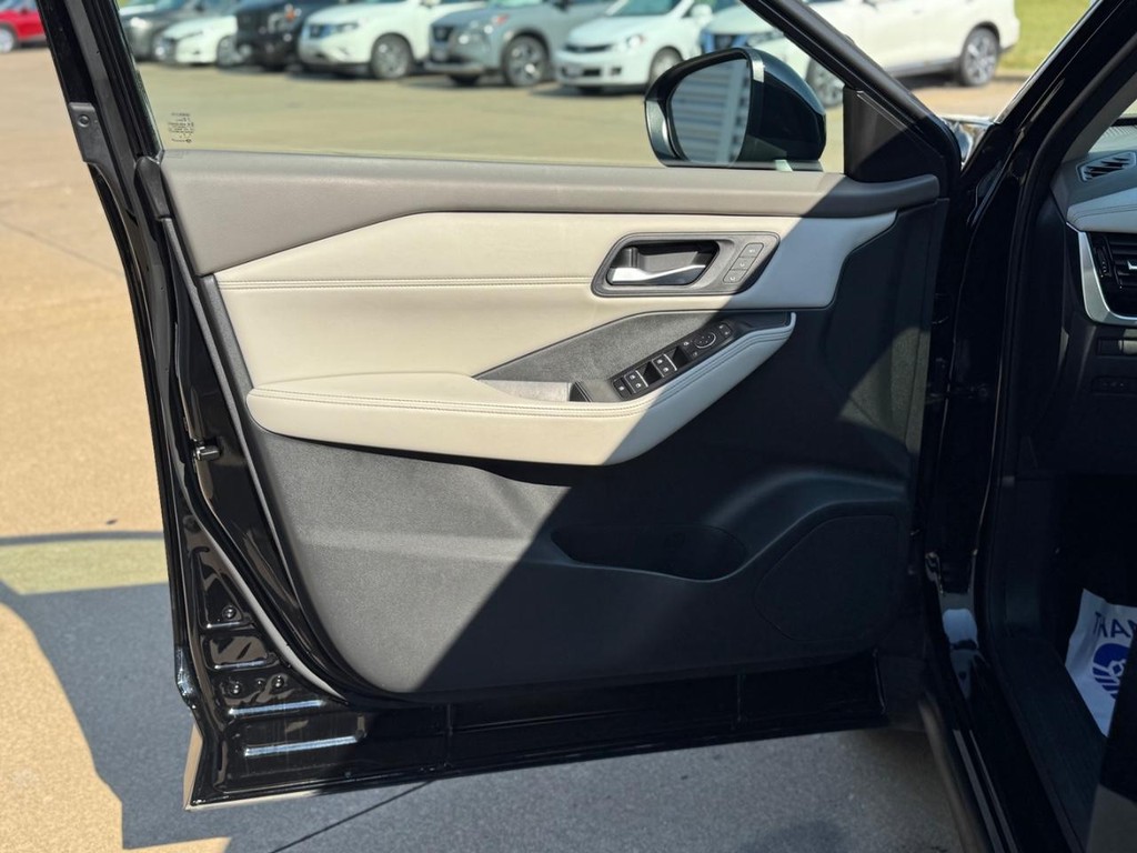 Nissan Rogue Vehicle Full-screen Gallery Image 06