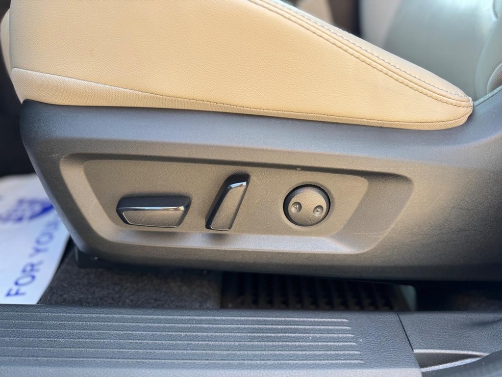 Nissan Rogue Vehicle Full-screen Gallery Image 07