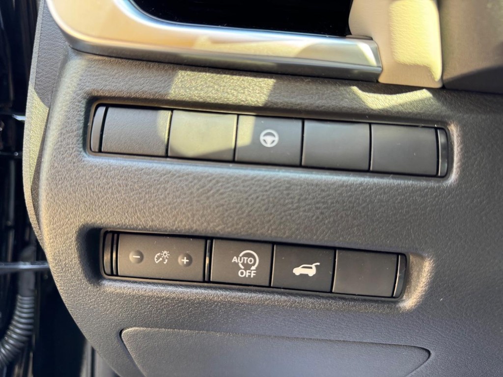 Nissan Rogue Vehicle Full-screen Gallery Image 08