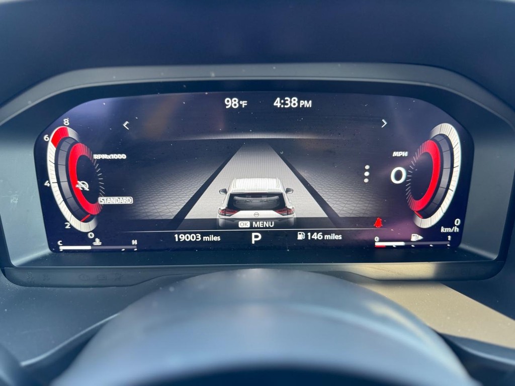 Nissan Rogue Vehicle Full-screen Gallery Image 09