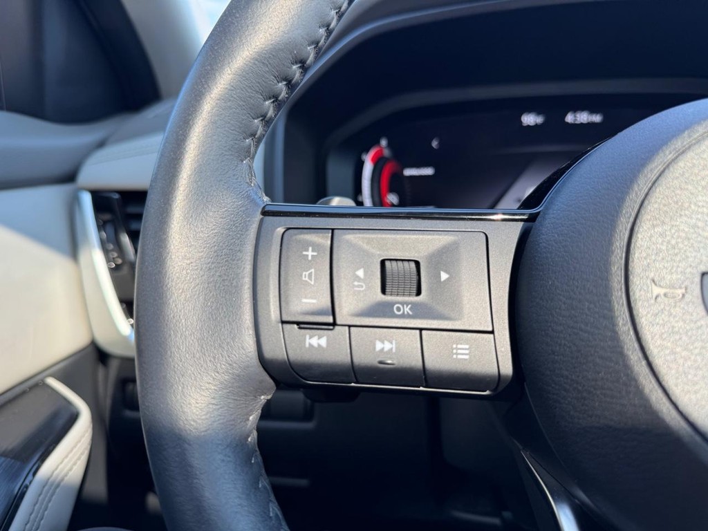 Nissan Rogue Vehicle Full-screen Gallery Image 10