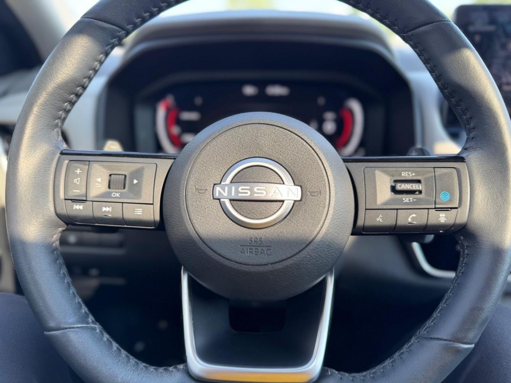 Nissan Rogue Vehicle Full-screen Gallery Image 11