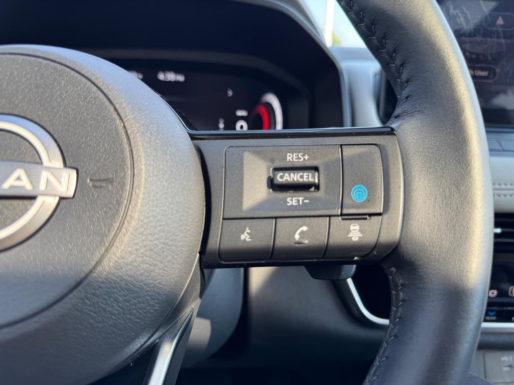 Nissan Rogue Vehicle Full-screen Gallery Image 12