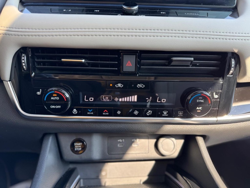 Nissan Rogue Vehicle Full-screen Gallery Image 14