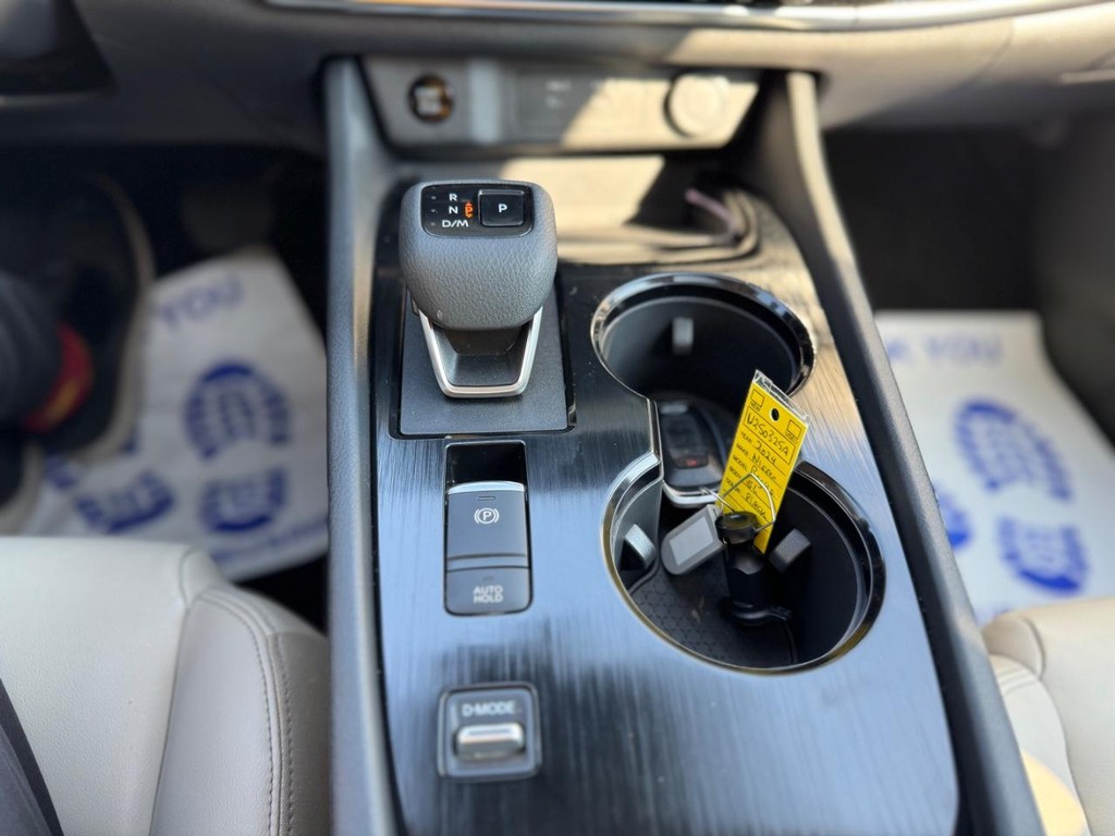 Nissan Rogue Vehicle Full-screen Gallery Image 15