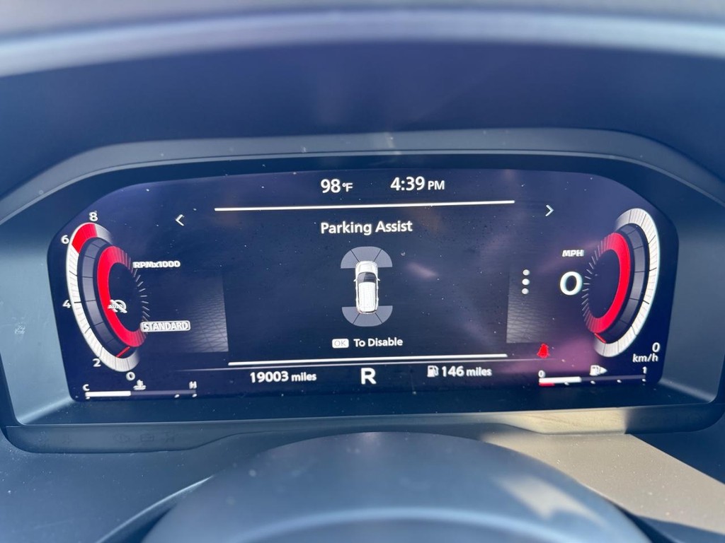 Nissan Rogue Vehicle Full-screen Gallery Image 17