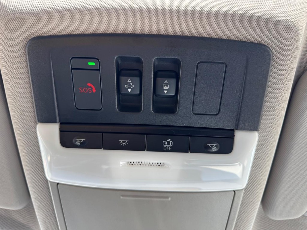 Nissan Rogue Vehicle Full-screen Gallery Image 18