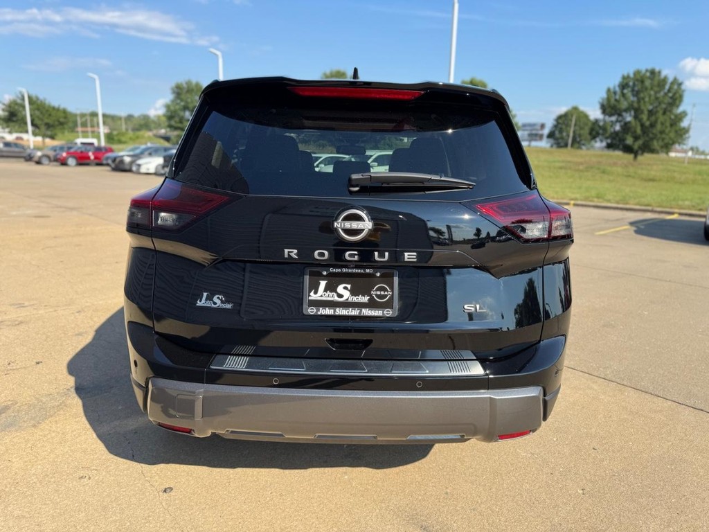 Nissan Rogue Vehicle Full-screen Gallery Image 21