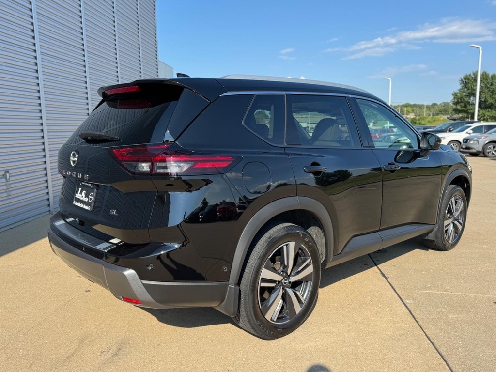 Nissan Rogue Vehicle Full-screen Gallery Image 22