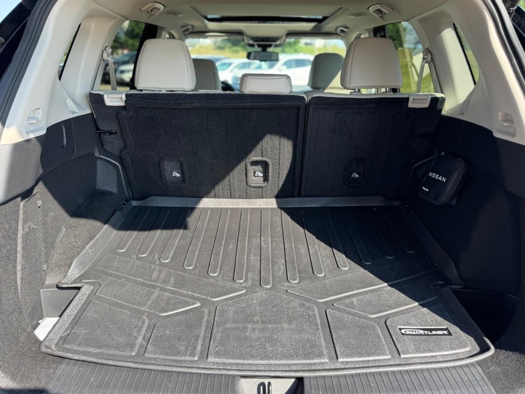 Nissan Rogue Vehicle Full-screen Gallery Image 23