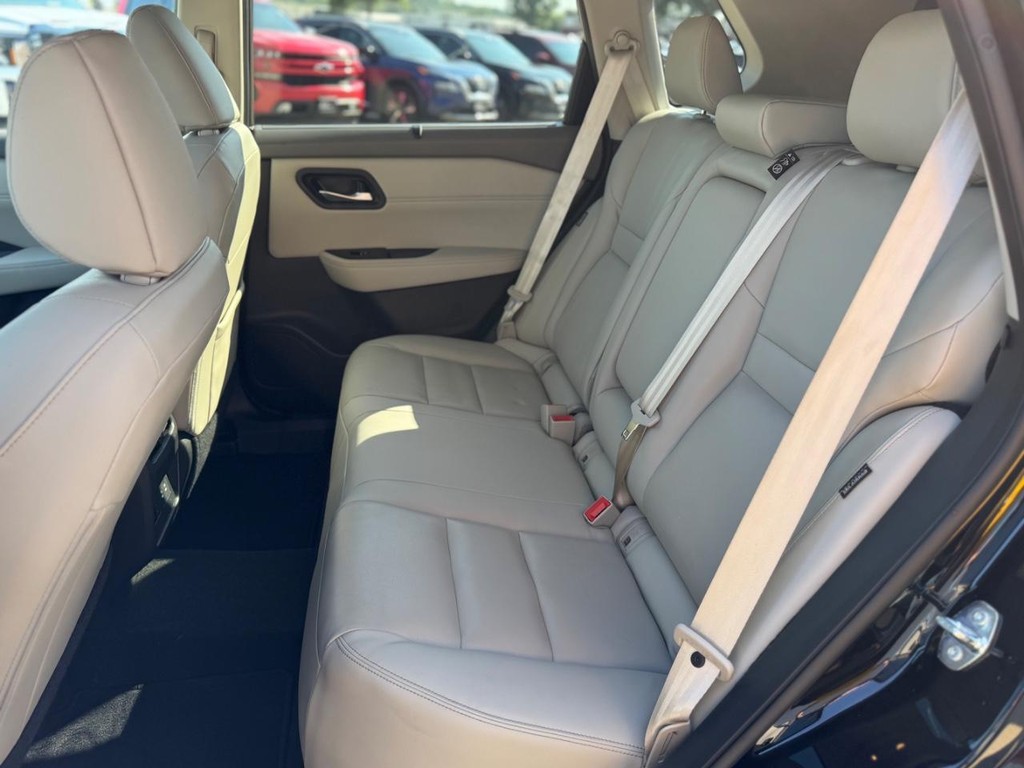 Nissan Rogue Vehicle Full-screen Gallery Image 24