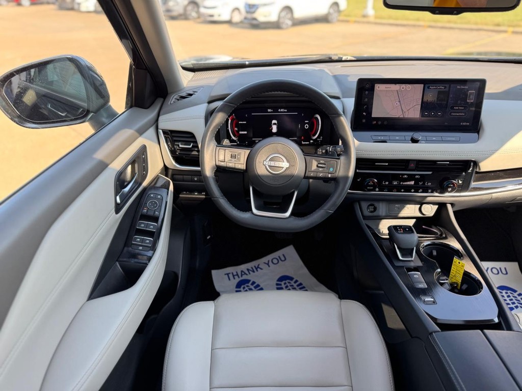 Nissan Rogue Vehicle Full-screen Gallery Image 25