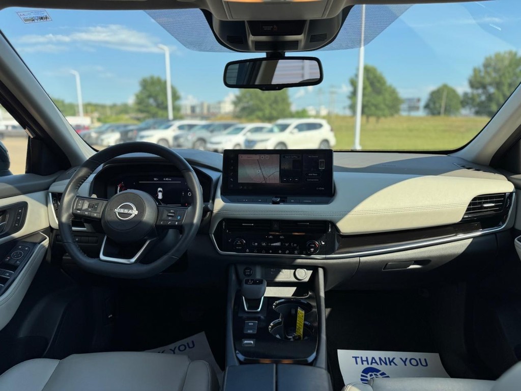 Nissan Rogue Vehicle Full-screen Gallery Image 26