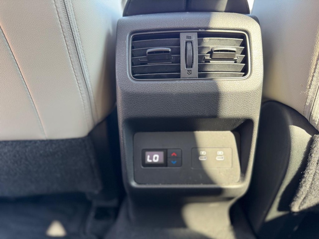 Nissan Rogue Vehicle Full-screen Gallery Image 28