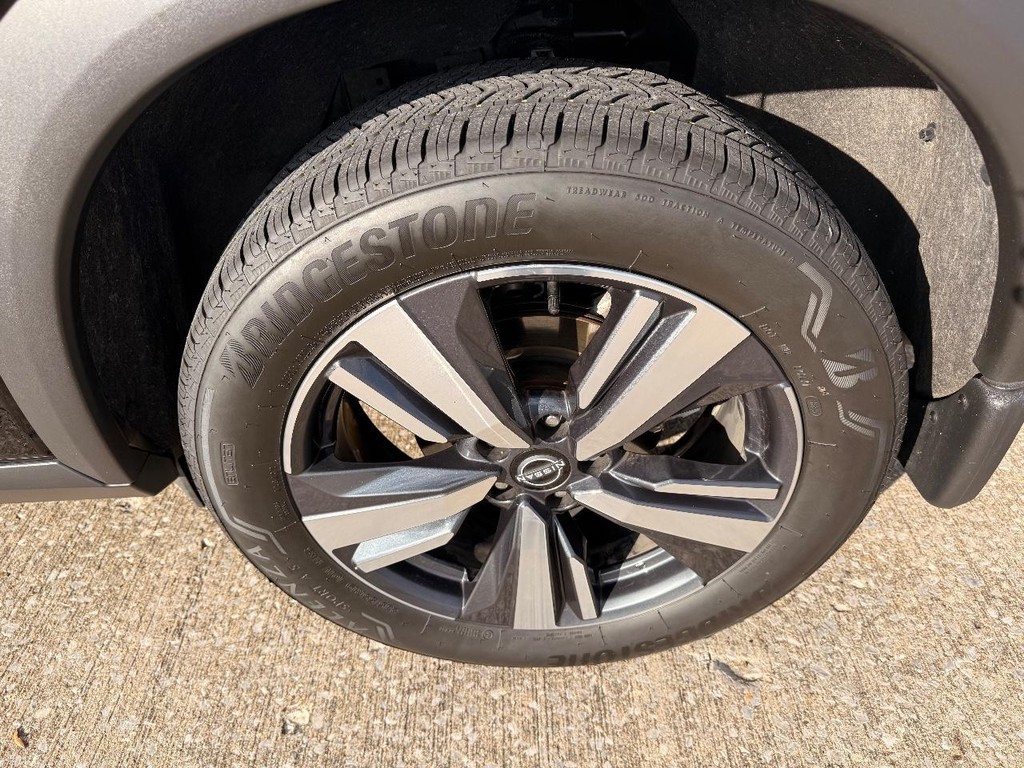 Nissan Rogue Vehicle Full-screen Gallery Image 29