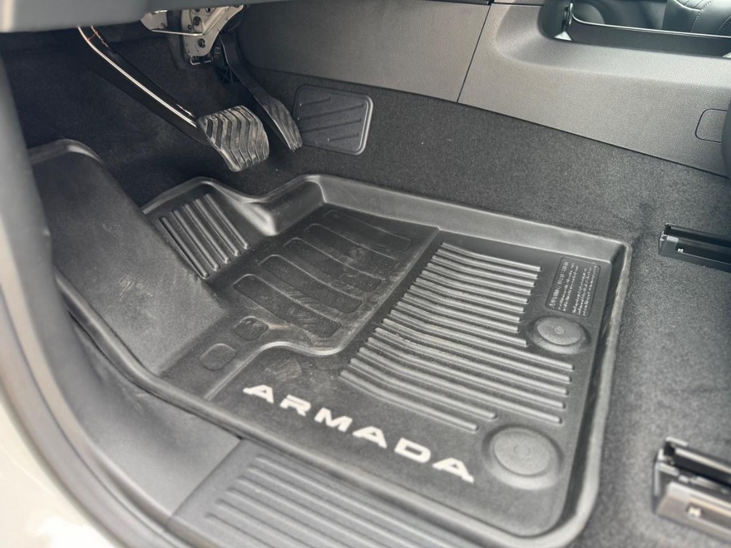 Nissan Armada Vehicle Full-screen Gallery Image 07